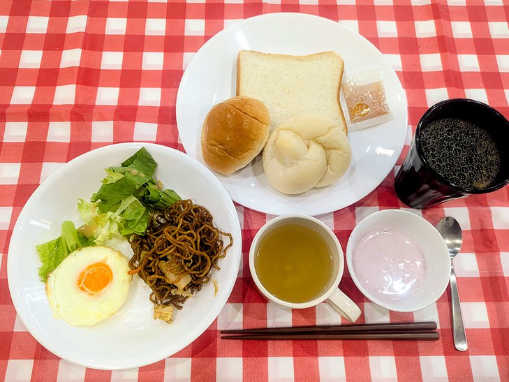 明倫館の食事 目玉焼きとソース焼きそば