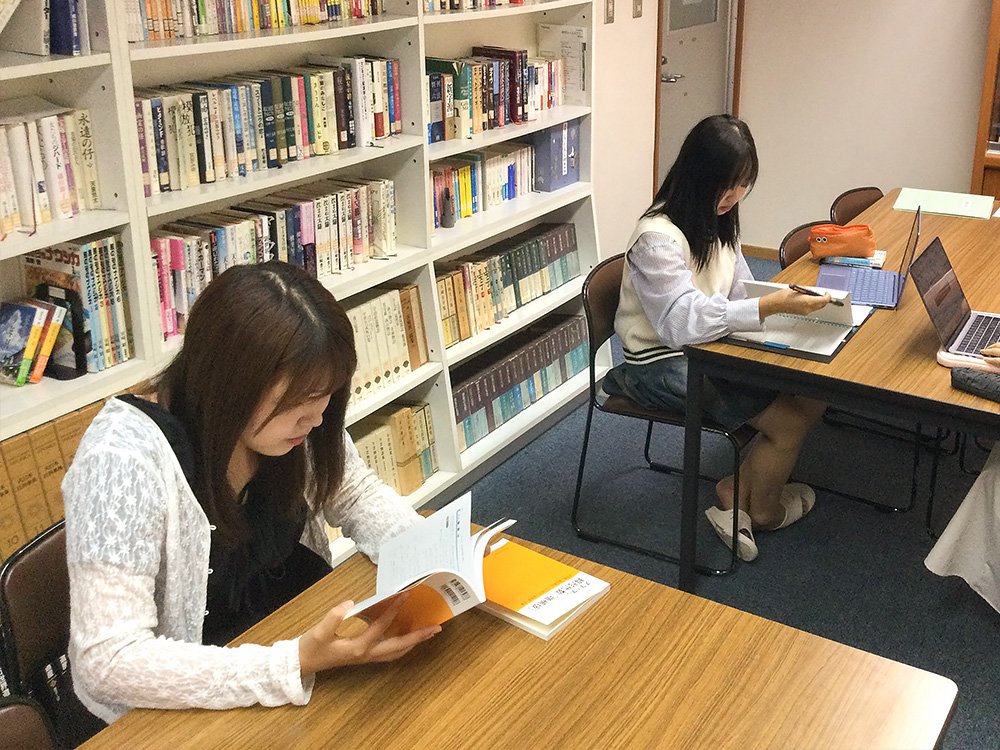 女子寮_読書.jpg